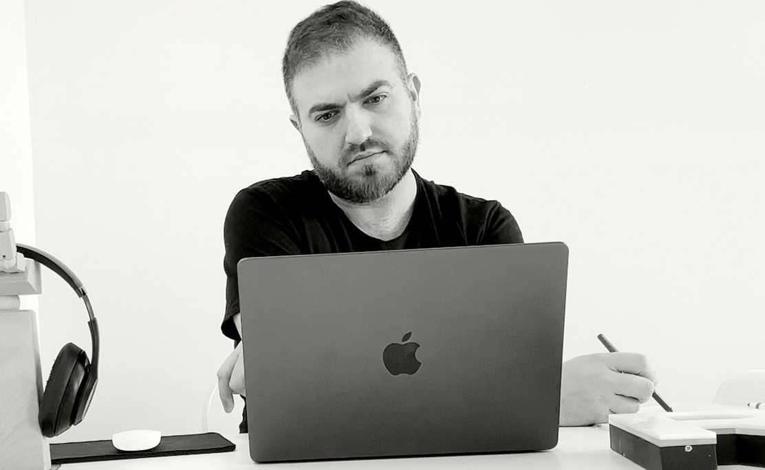 Portrait de Fadi Kassab dans son studio